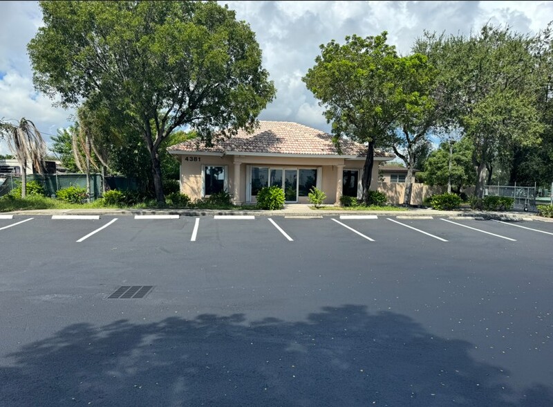 4381 N Dixie Hwy, Deerfield Beach, FL for lease - Building Photo - Image 3 of 21