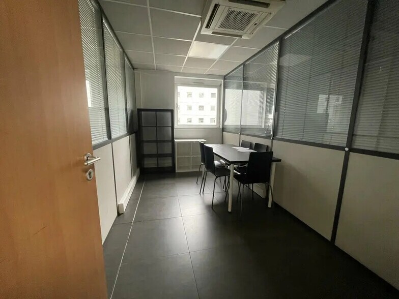 Office in Lyon for lease - Building Photo - Image 3 of 14