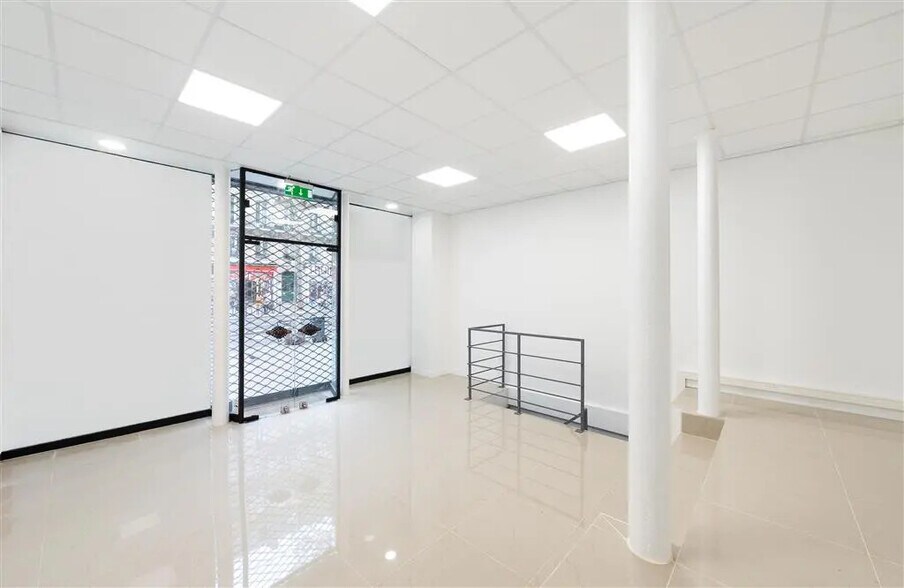 Retail in Paris for lease - Building Photo - Image 1 of 9