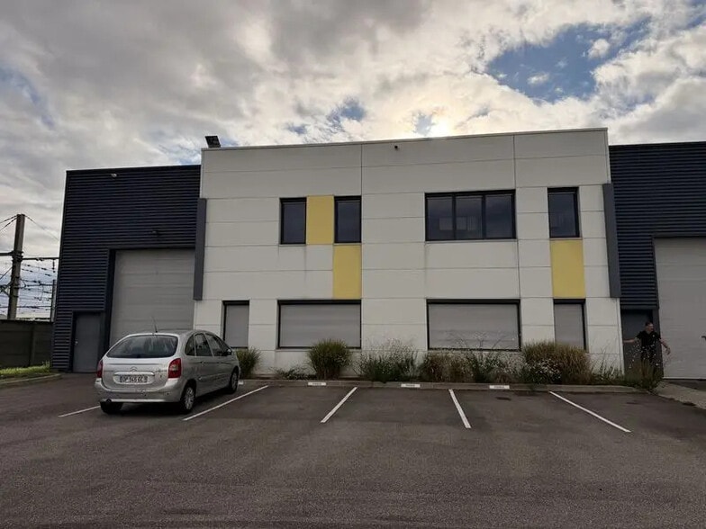 Industrial in Saint-Fons for lease - Building Photo - Image 2 of 11