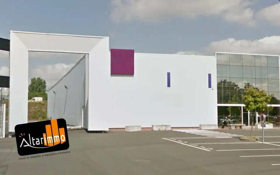 Retail in Maintenon for lease - Building Photo - Image 1 of 2