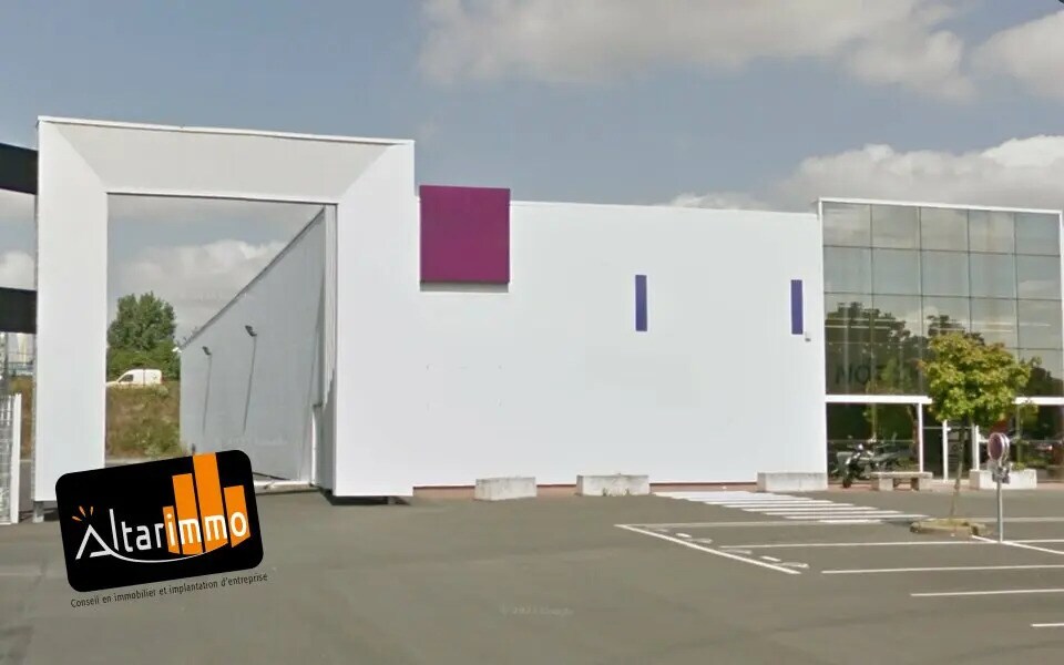 Retail in Maintenon for lease Building Photo- Image 1 of 3