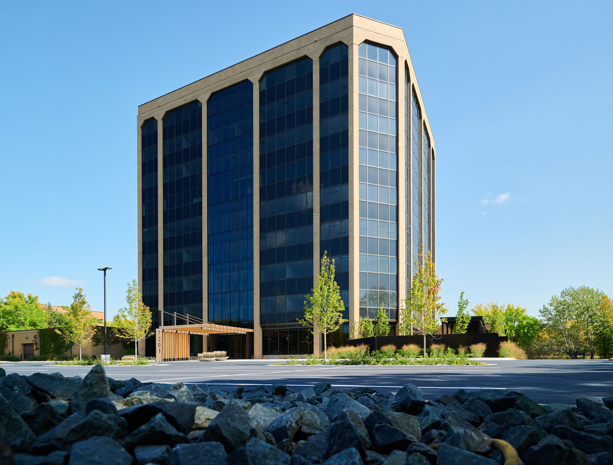 7101 Metro Blvd, Edina, MN for lease Building Photo- Image 1 of 23