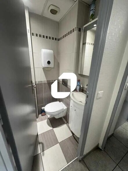 Office in Bobigny for lease - Building Photo - Image 3 of 8