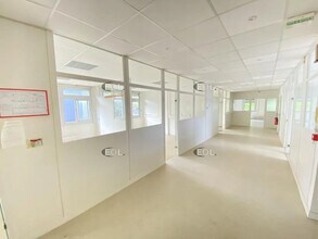 Office in Les Clayes-sous-Bois for lease Building Photo- Image 1 of 5