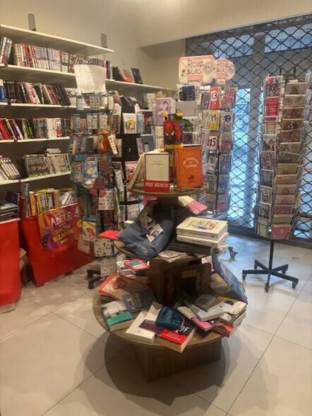 Retail in Paris for lease - Interior Photo - Image 2 of 9