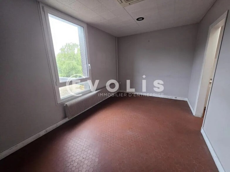 Office in Igny for lease - Interior Photo - Image 2 of 9