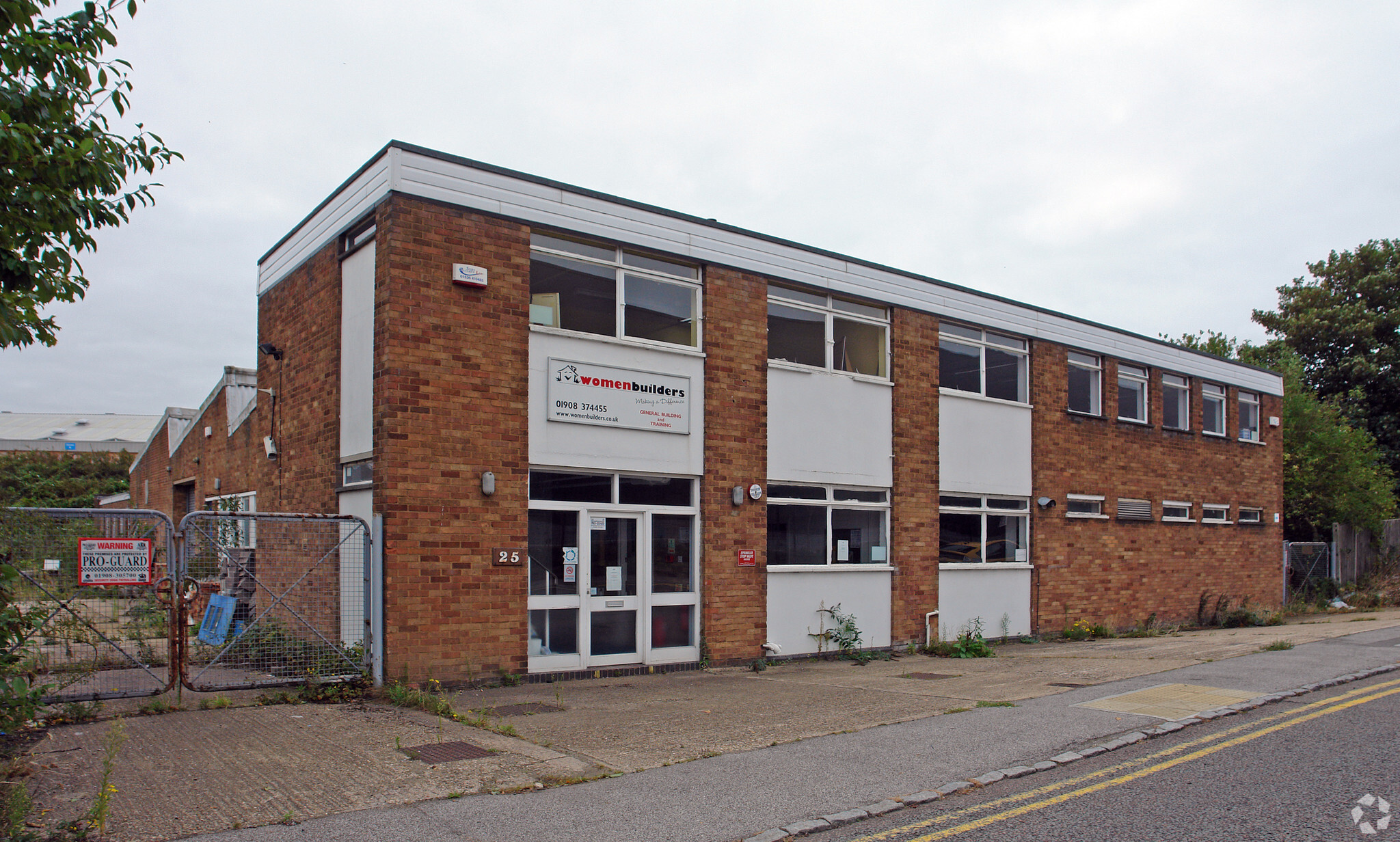 25 First Ave, Milton Keynes for sale Primary Photo- Image 1 of 1