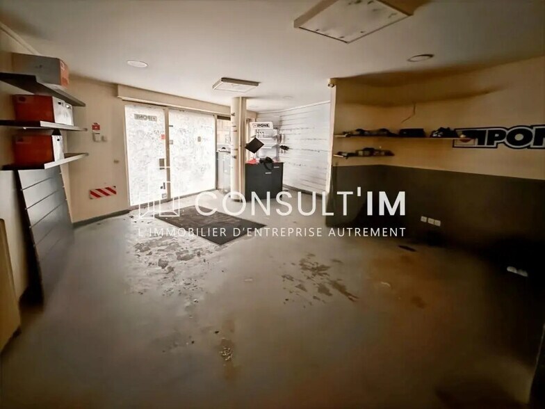 Retail in Paris for lease - Building Photo - Image 3 of 5