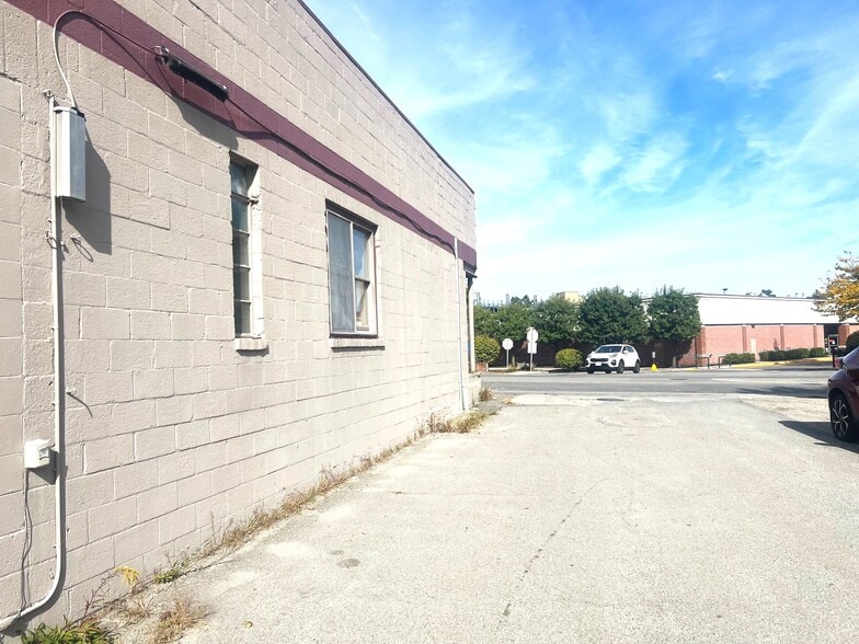 Former Mid-Town Beef Co. portfolio of 2 properties for sale on LoopNet.com - Building Photo - Image 2 of 23