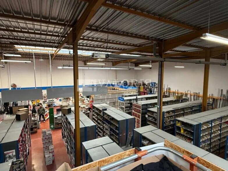 Flex in Lyon for lease - Building Photo - Image 2 of 14