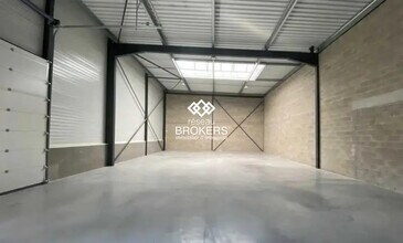 Flex in Champagne-sur-Oise for lease Interior Photo- Image 1 of 3