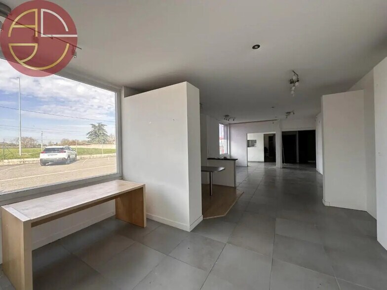 Industrial in Pins-Justaret for lease - Interior Photo - Image 1 of 5