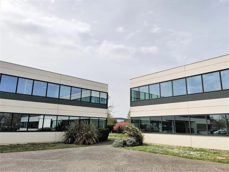Office in Bruguières for lease - Building Photo - Image 3 of 10