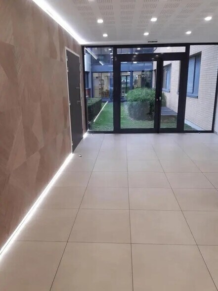 Office in Champs-sur-Marne for sale - Building Photo - Image 2 of 5