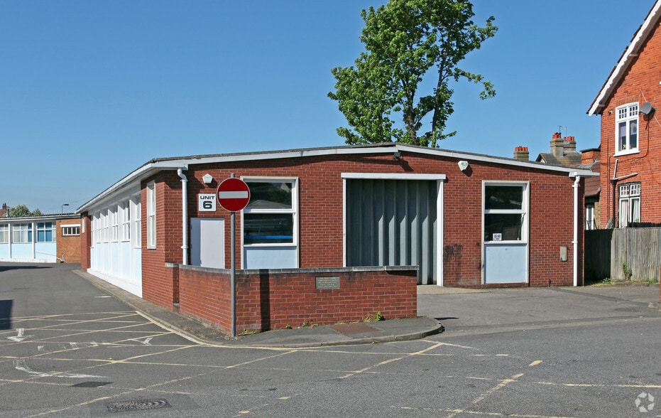 Kings Grove, Maidenhead for sale - Primary Photo - Image 1 of 1