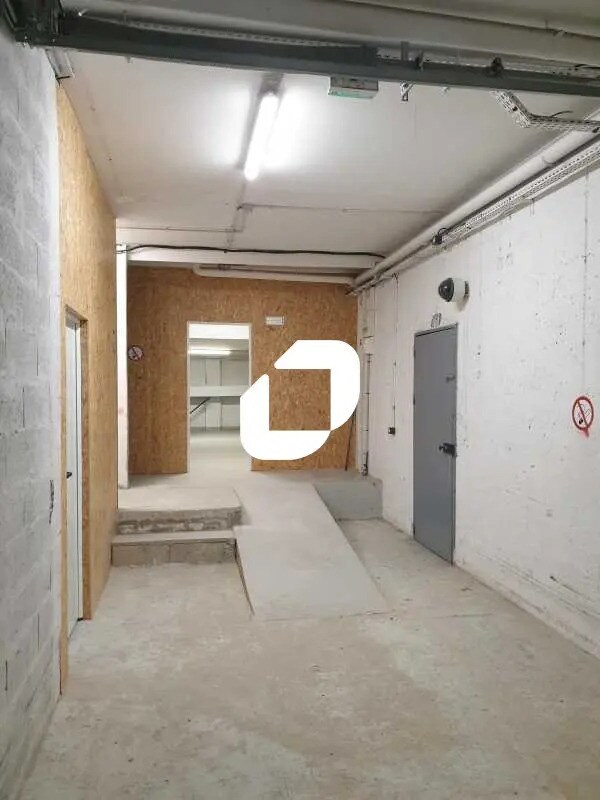 Industrial in Le Kremlin-Bicêtre for lease Interior Photo- Image 1 of 15