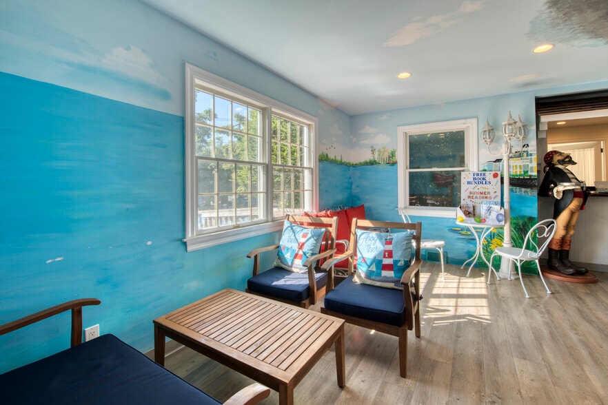 315 Meeting House Ln, Southampton, NY for sale - Interior Photo - Image 3 of 10