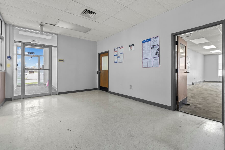 2828 Tobey Dr, Indianapolis, IN for lease - Building Photo - Image 2 of 16