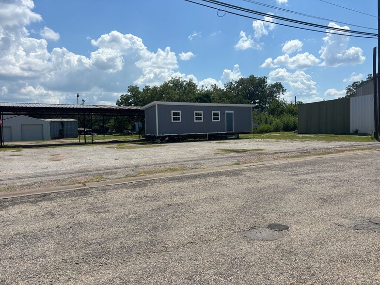 300 W Hempstead St, Giddings, TX for sale - Building Photo - Image 2 of 3