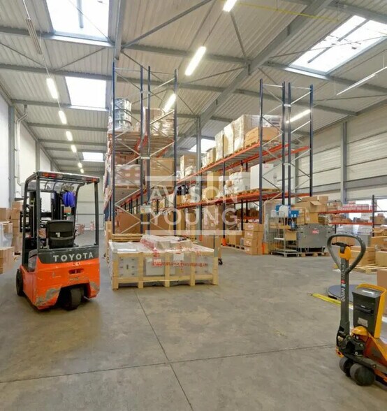 Flex in Le Blanc-Mesnil for lease - Interior Photo - Image 1 of 9