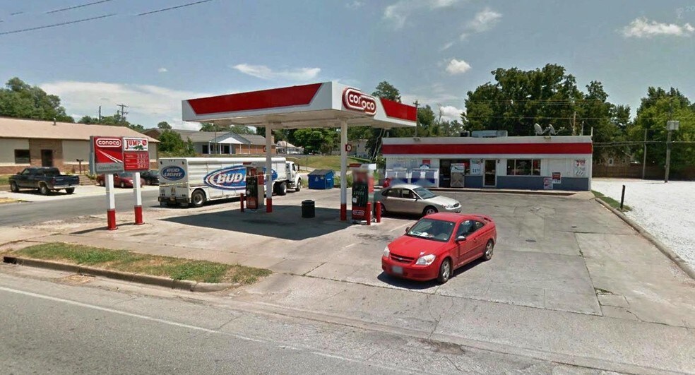 1017 Main St, Cassville, MO 65625