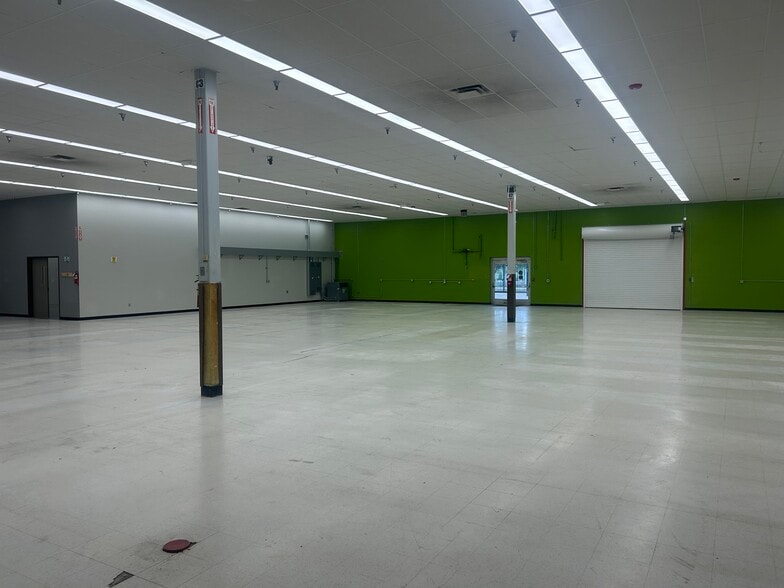 300 W Valley View Rd, Talent, OR for lease - Building Photo - Image 3 of 6