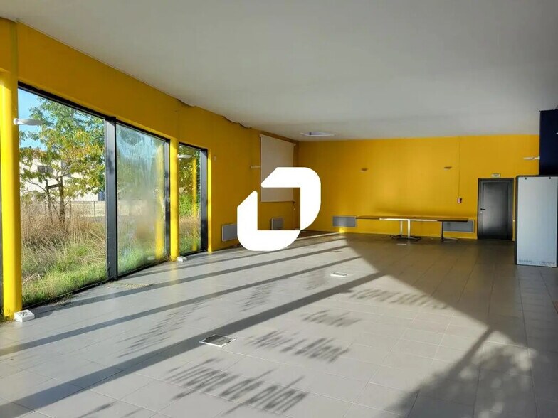 Flex in Aigrefeuille-sur-Maine for sale - Building Photo - Image 2 of 12