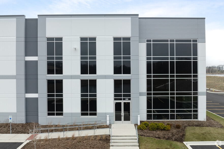 630 Milwaukee, Vernon Hills, IL for lease - Building Photo - Image 3 of 4