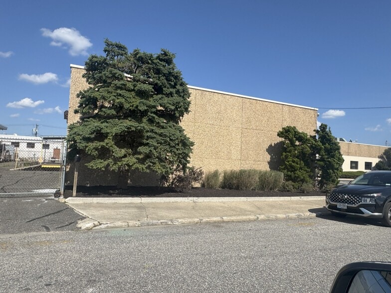 27 Sarah Dr, Farmingdale, NY for lease - Building Photo - Image 3 of 10