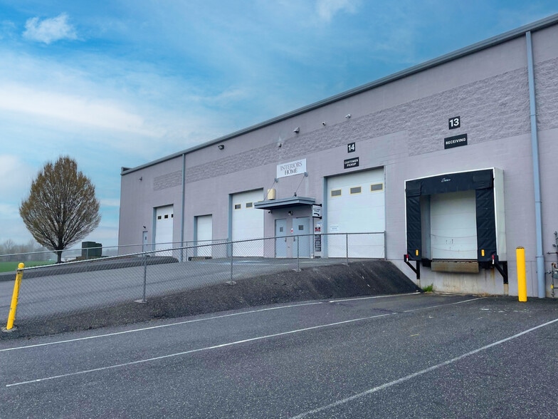 1260 Corporate Blvd, Lancaster, PA for lease - Building Photo - Image 2 of 2