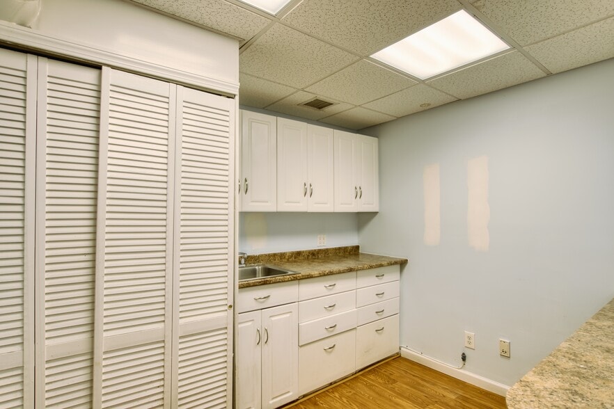 2814 Middletown Rd, Bronx, NY for lease - Interior Photo - Image 2 of 7