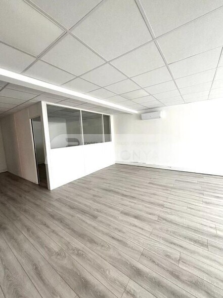Office in Aubagne for lease - Interior Photo - Image 3 of 6