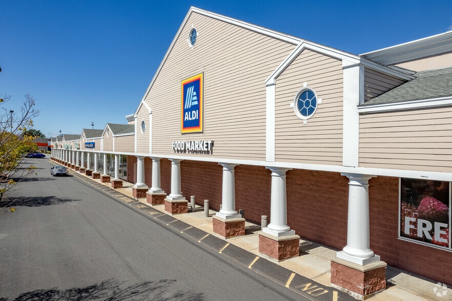 870-888 W Main Rd, Middletown, RI for lease - Primary Photo - Image 1 of 7