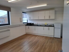30 Burrowfield, Welwyn Garden City for lease Interior Photo- Image 2 of 3
