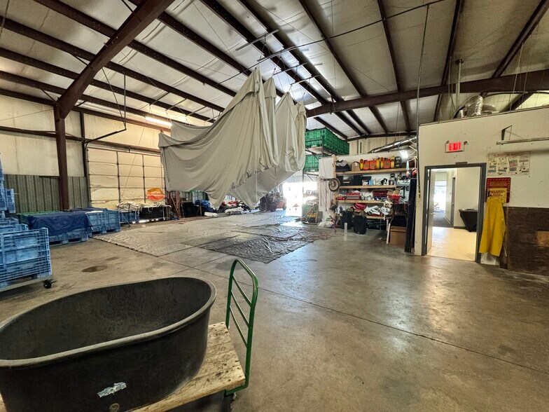 1013 Shaver St, Springdale, AR for lease - Interior Photo - Image 2 of 4