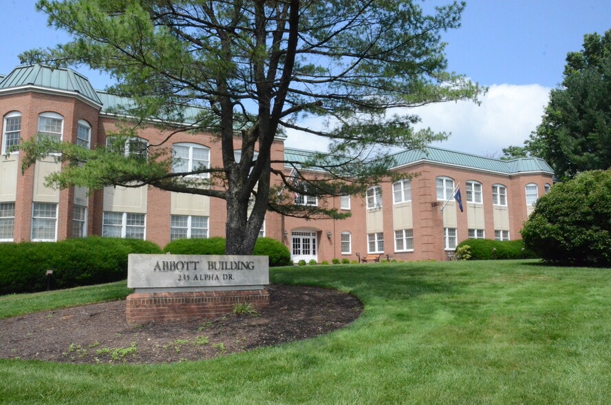 235 Alpha Dr, Pittsburgh, PA for lease - Building Photo - Image 1 of 8