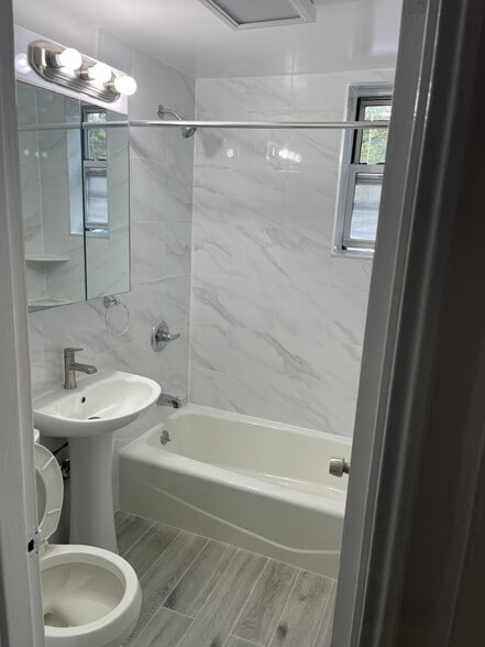 4014 191st St, Flushing, NY for sale - Interior Photo - Image 3 of 10