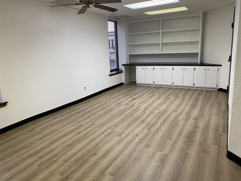 409-411 W Chickasha Ave, Chickasha, OK for lease - Interior Photo - Image 3 of 15