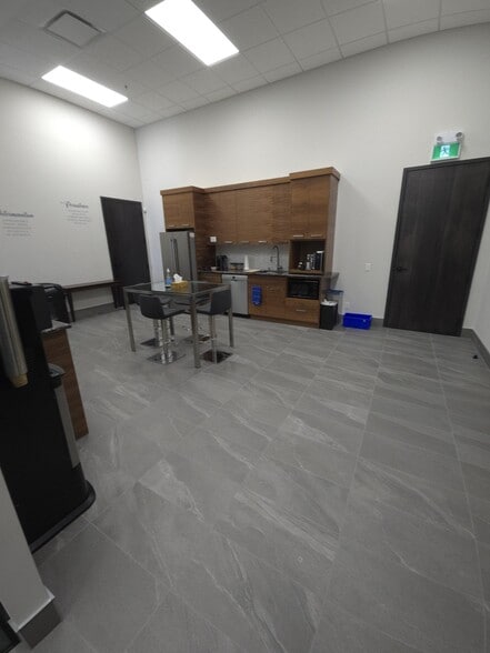 350 Hanlon Creek Blvd, Guelph, ON for lease - Interior Photo - Image 2 of 8