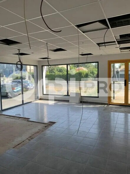 Retail in Eysines for lease - Interior Photo - Image 1 of 5