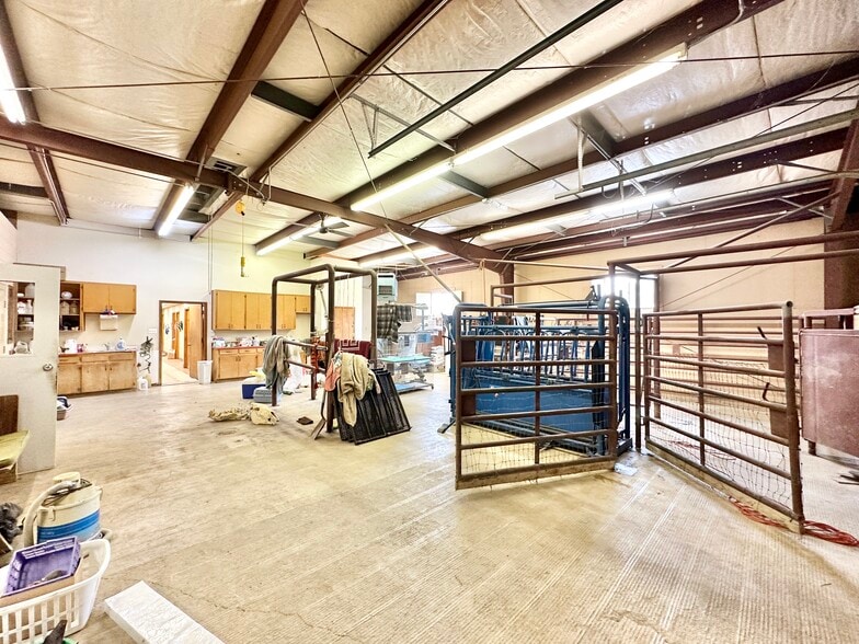 1005 E 6th Ave, Belton, TX for sale - Interior Photo - Image 2 of 12