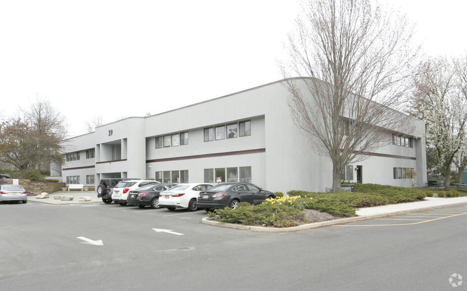 39 Avenue At the Cmn, Shrewsbury, NJ for lease - Primary Photo - Image 1 of 2