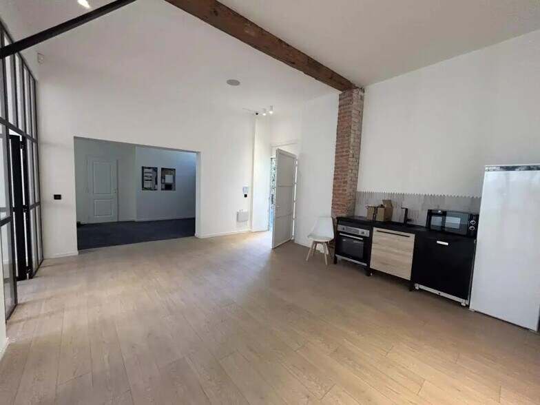 Retail in Cannes for sale - Interior Photo - Image 2 of 12