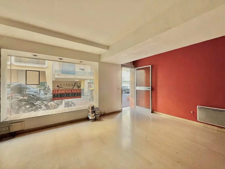 Retail in Antibes for lease - Interior Photo - Image 2 of 5