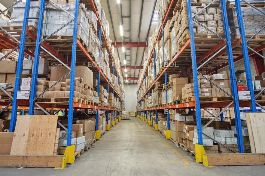 Industrial in Mormant for lease - Interior Photo - Image 2 of 11