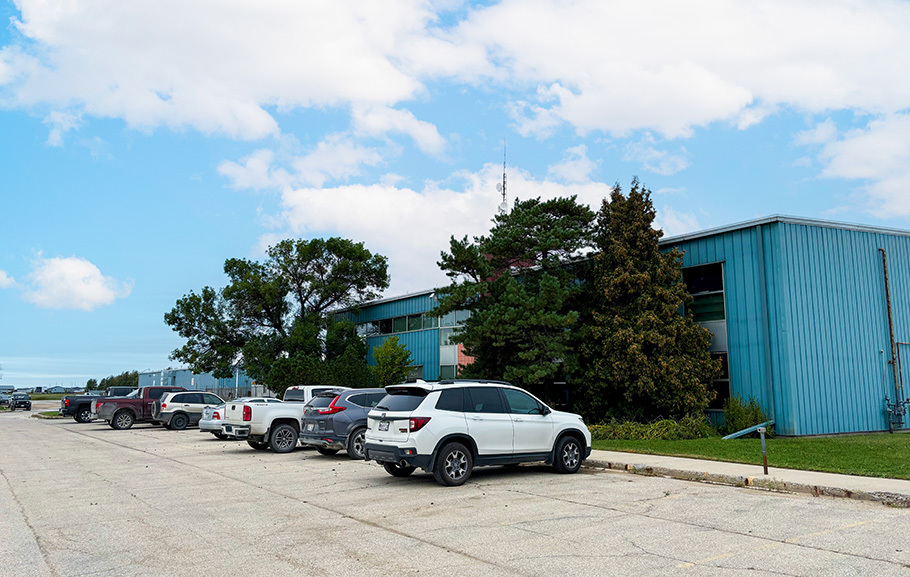 555 Kapelus Dr, West St Paul, MB for lease - Primary Photo - Image 1 of 16