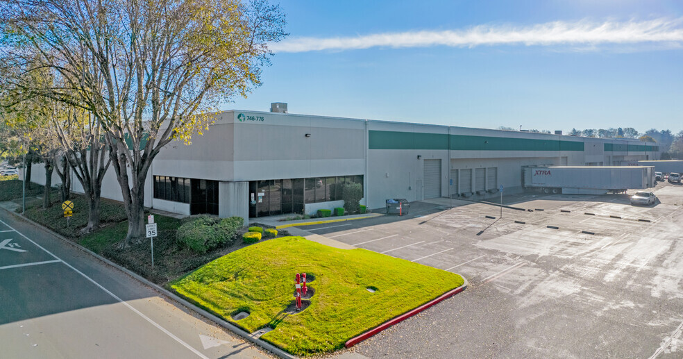 746-876 S Milpitas Blvd, Milpitas, CA for lease - Building Photo - Image 3 of 8