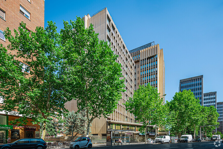 Calle Agustín de Foxá, 25, Madrid, Madrid for sale - Building Photo - Image 1 of 2