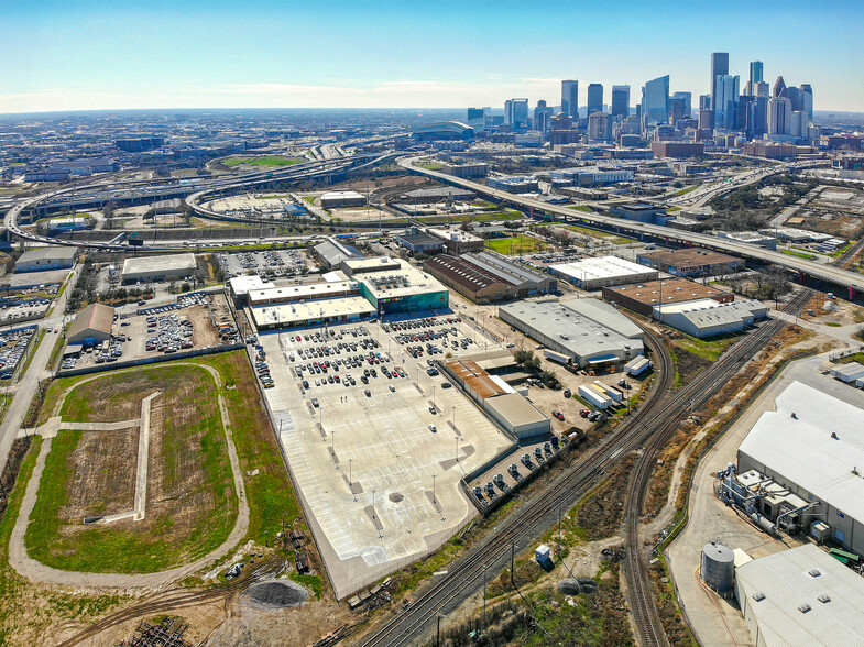 2103 Lyons Ave, Houston, TX for lease - Building Photo - Image 2 of 15